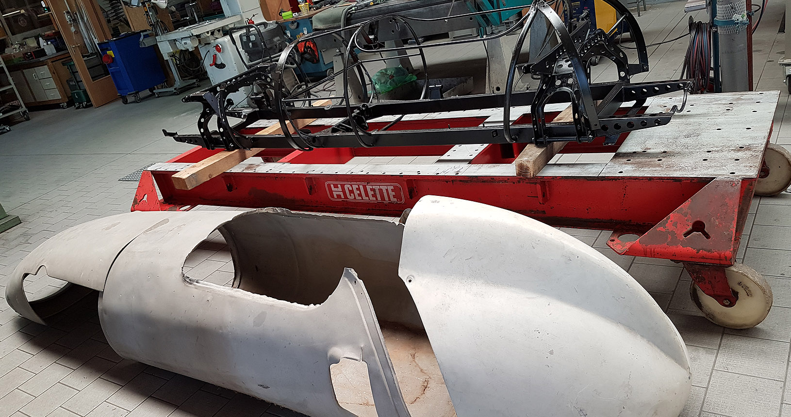 Scuderia Hartmann-Einzelteile des Formel-Junior-Wagens in der Werkstatt